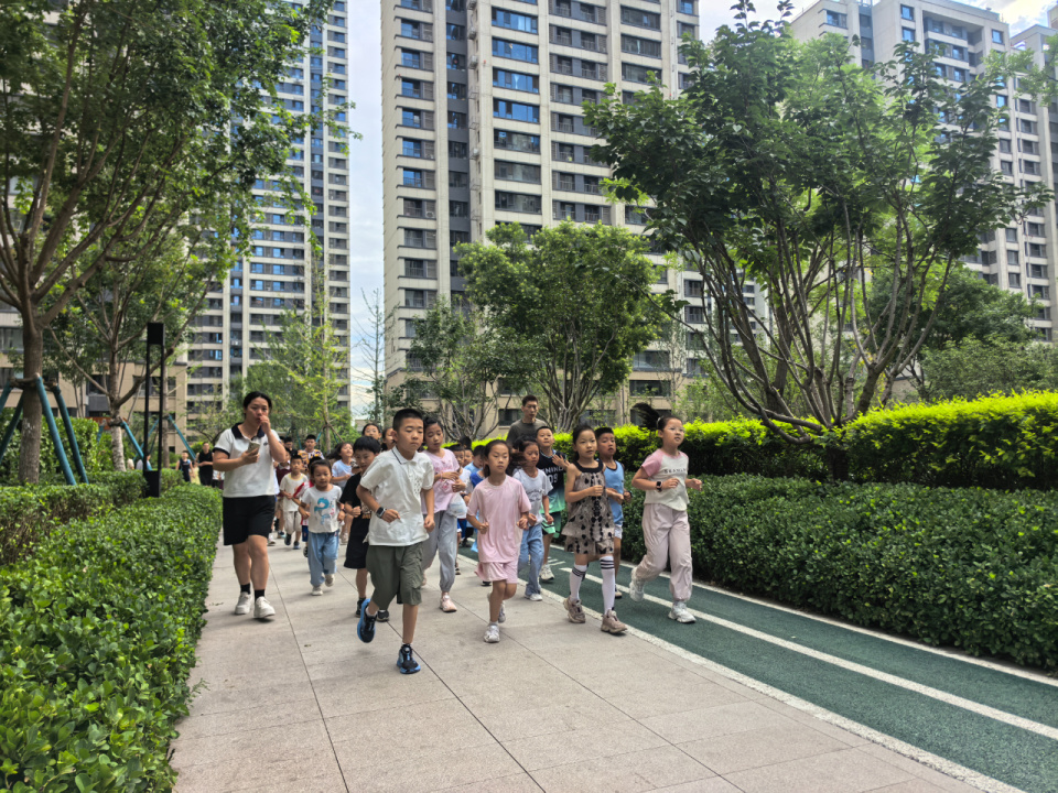 om, 她跑得更起