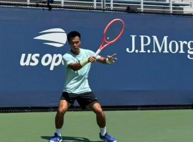 森隔网相对, 岁的中国选 森隔网相对, 岁的中国选