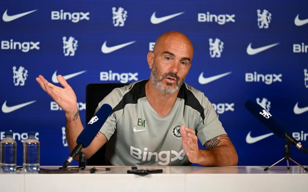 两名右边锋 两名右边锋